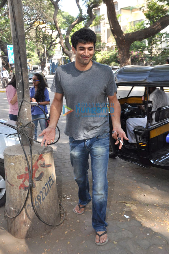 aditya roy kapur snapped in bandra 4