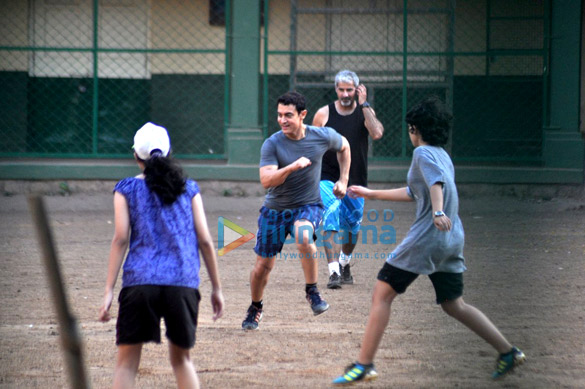 aamir khan snapped playing football with daughter ira 5