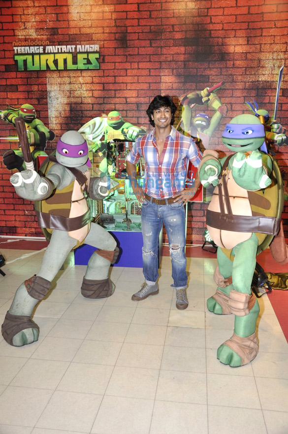 vidyut jamwal at the launch of teenage mutant ninja turtle toys at hamleys 10