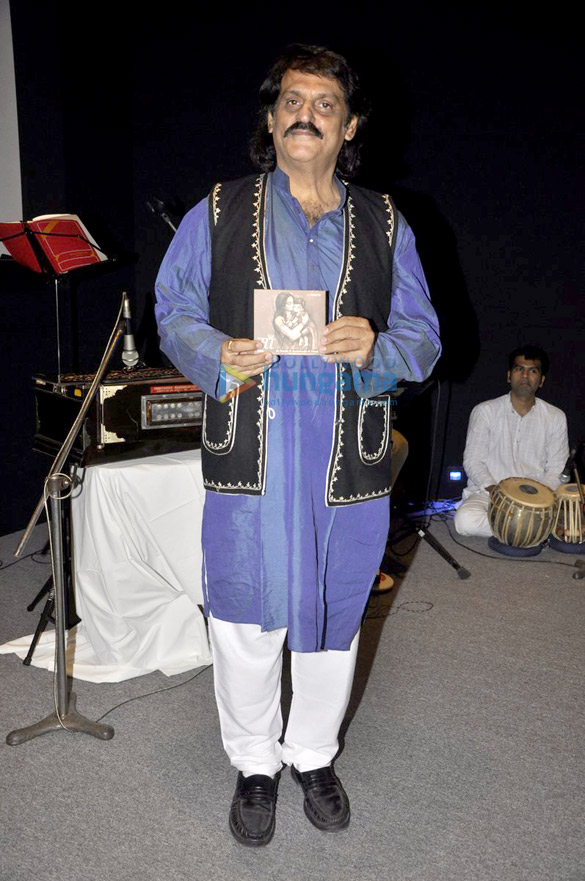 raveena tandon unveils farokh bardoliwalas album maa 6