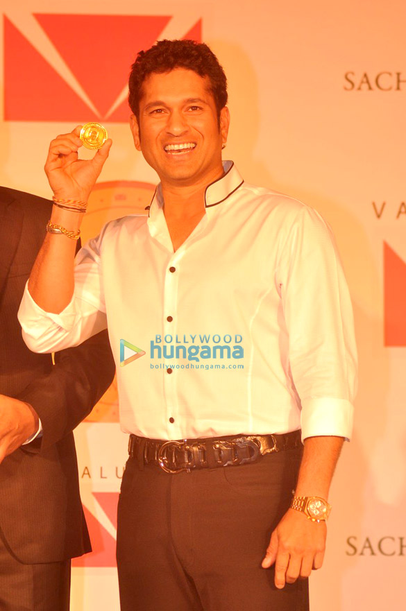 sachin tendulkar unveils valuemarts gold coin 7
