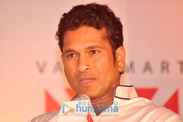 sachin tendulkar unveils valuemarts gold coin 9