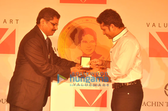 sachin tendulkar unveils valuemarts gold coin 4