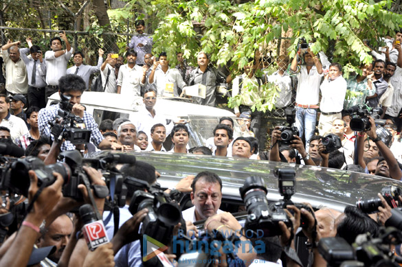 sanjay dutt surrenders before tada court 6