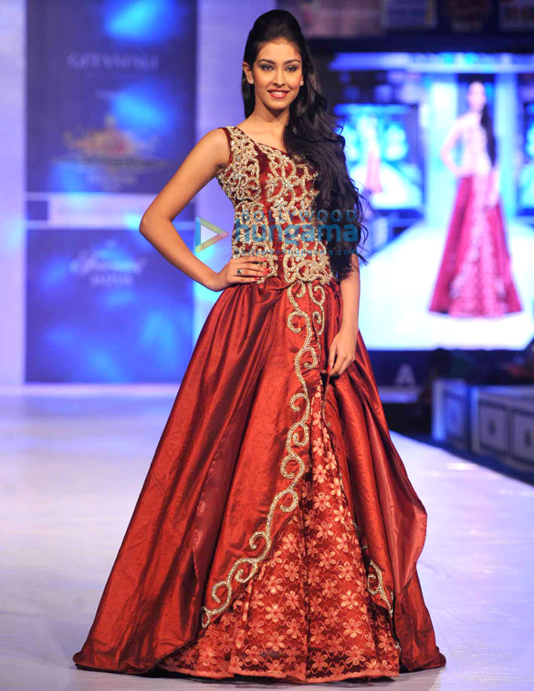 evelyn sharma navneet kaur dhillon at rajasthan fashion week 2013 6