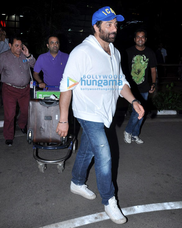 sunny bobby deol snapped at the airport 4