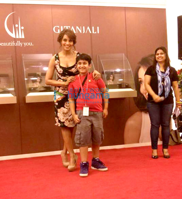 bipasha basu launches gili paris gallery in dubai 13
