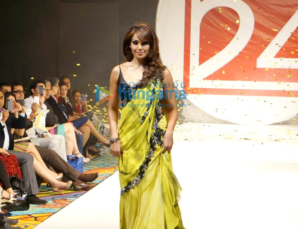 bipasha basu walks the ramp at archana kochhars label 24 fashion show 4