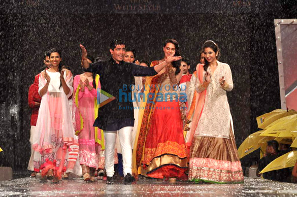 celebs walk for manish malhotras show for cpaa 6