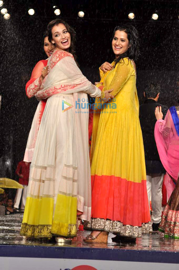 celebs walk for manish malhotras show for cpaa 5