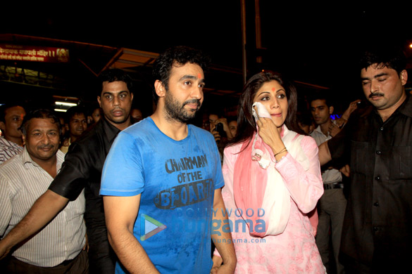shilpa shetty raj kundra pray at siddhivinayak temple 2