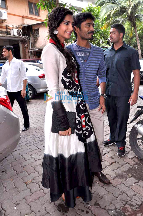 sonam dhanush at the launch of magna star weeks latest issue 12