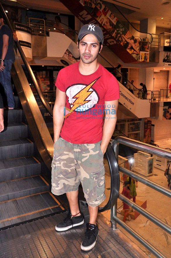 varun dhawan snapped at pvr juhu 4