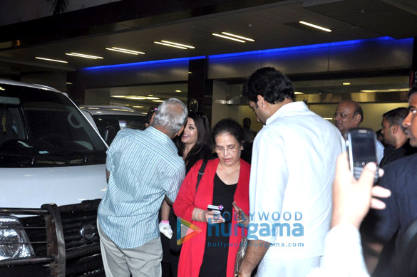 abhishek receives aishwarya as she arrives from london 4