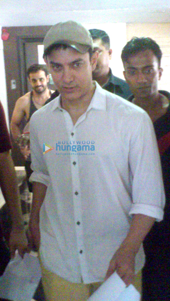 aamir khan snapped in juhu 5