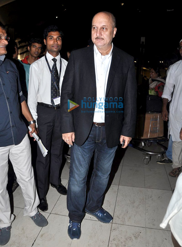 shahrukh vidya others arrive from iifa awards 2013 8