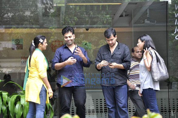 celebs visit hrithik post his surgery at hinduja hospital 3
