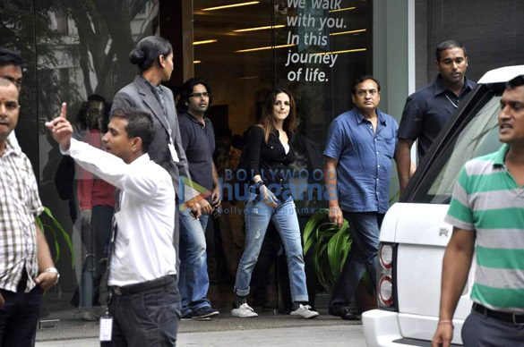 celebs visit hrithik post his surgery at hinduja hospital 4