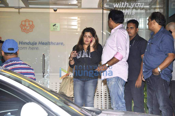 celebs visit hrithik post his surgery at hinduja hospital 6