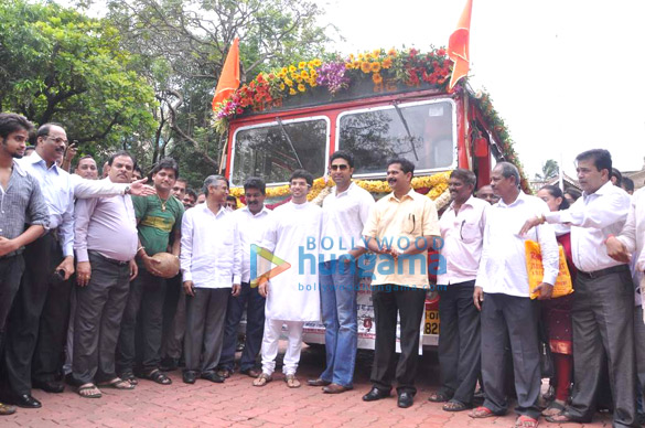 abhishek flags off bests special bus services for film city workers 3