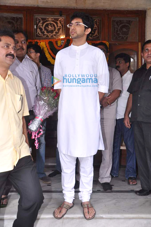 abhishek flags off bests special bus services for film city workers 9
