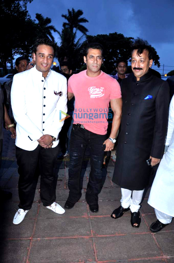 salman shahrukh hug each other at baba siddiquis iftaar party 10