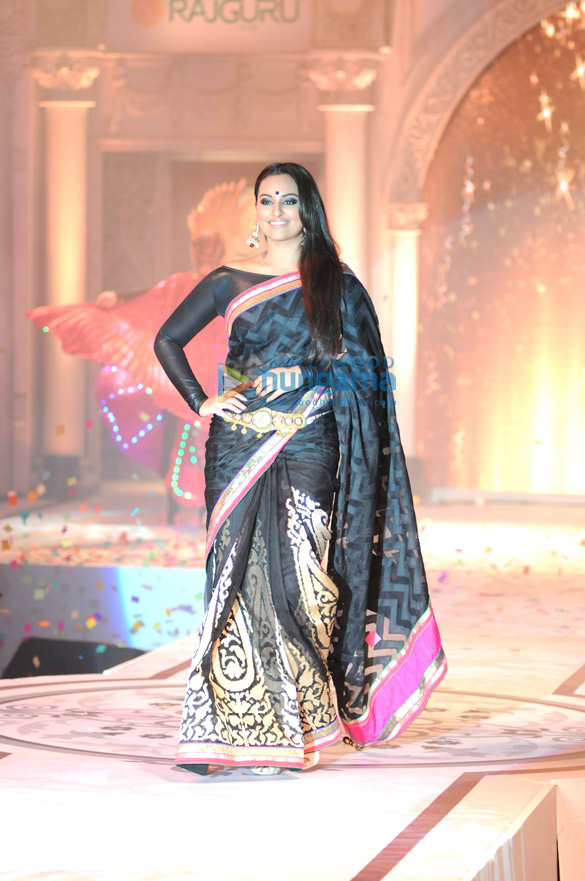 sonakshi sinha walks the ramp for rajguru rises saree fashion show 5
