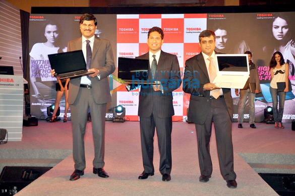 sachin tendulkar unveils toshibas new range of laptop 3