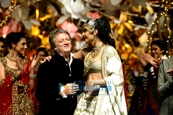 sonam kapoor walks for rohit bal at india bridal fashion week 2013 2