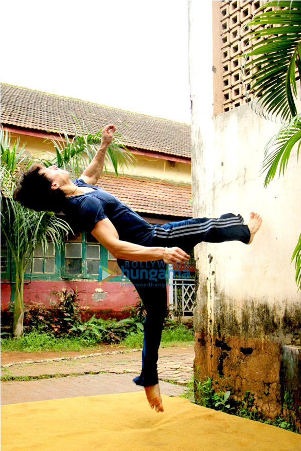 tiger shroff performs daredevil stunts 5