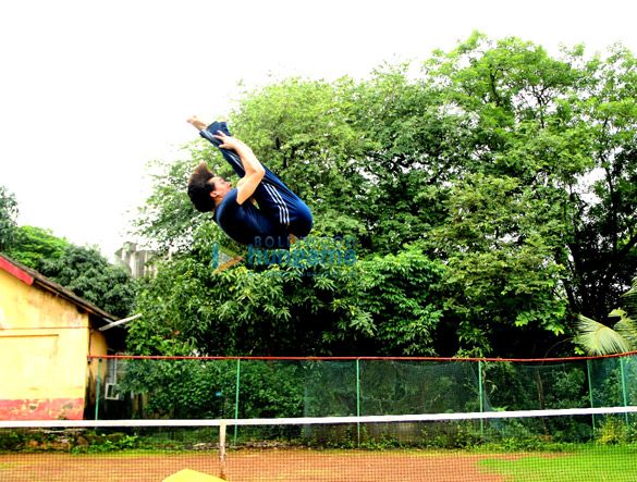 tiger shroff performs daredevil stunts 8