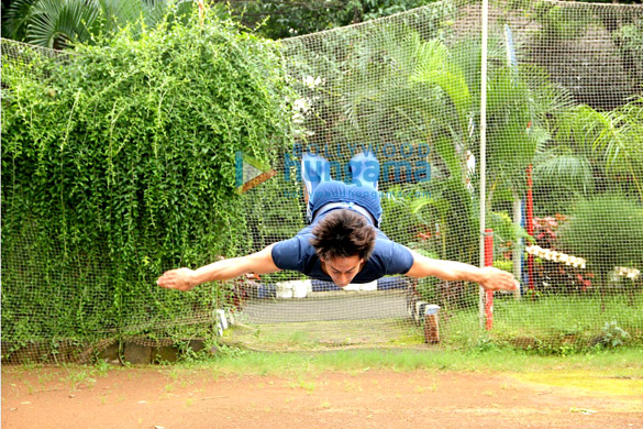 tiger shroff performs daredevil stunts 14