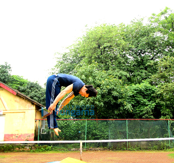 tiger shroff performs daredevil stunts 18