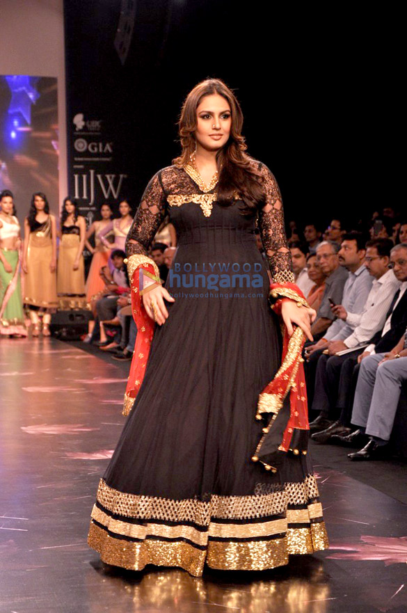 anil kapoor huma walk the ramp at iijw 2013 3