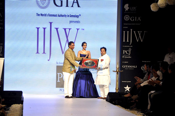 sonam kapoor walks the ramp at iijw 2013 2