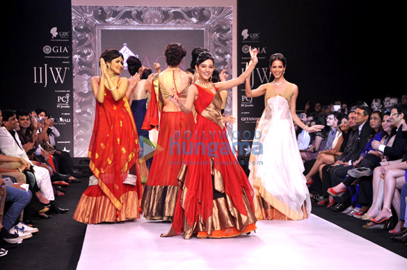 amrita rao walks the ramp for agni jewels at iijw 2013 7