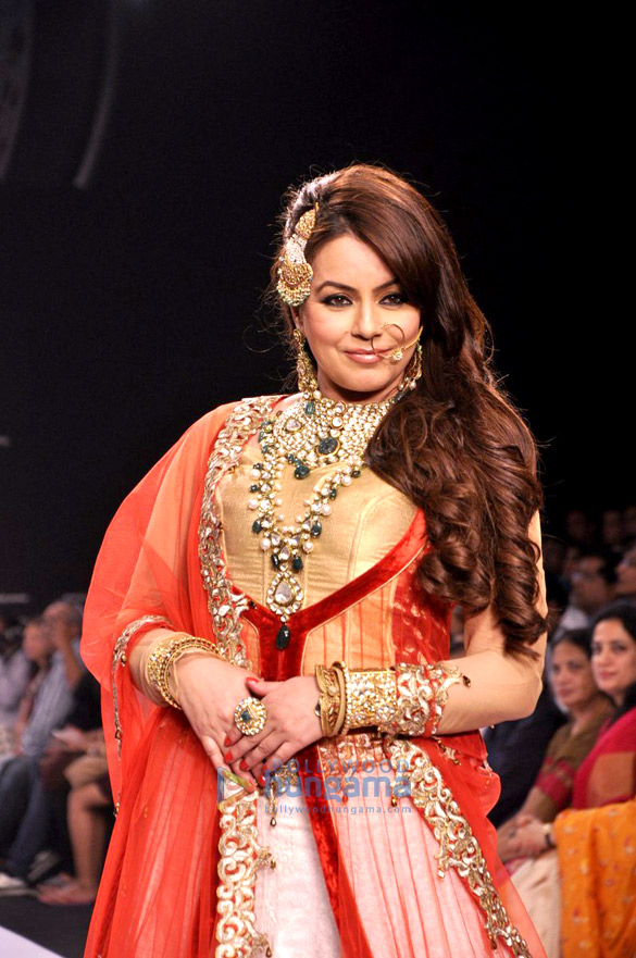 mahima walks the ramp for shobha shringar jewellers at iijw 2013 3