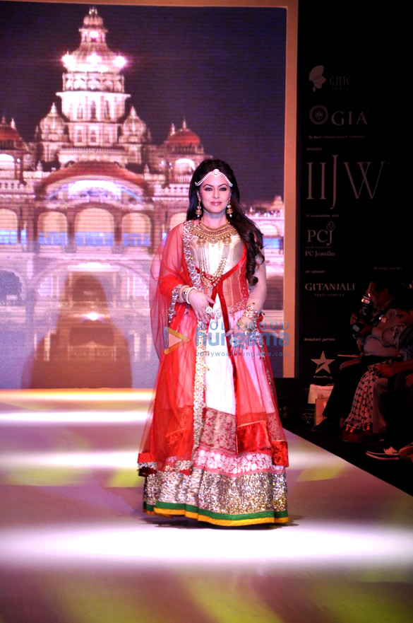 mahima walks the ramp for shobha shringar jewellers at iijw 2013 5
