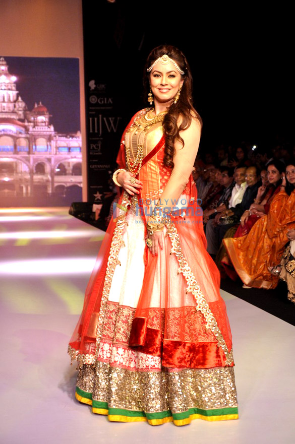 mahima walks the ramp for shobha shringar jewellers at iijw 2013 4
