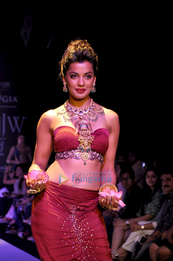 mughda godse walks the ramp at iijw 2013 6