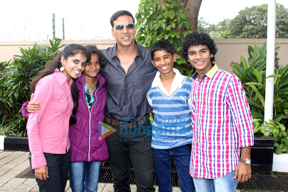 akshay kumar meets the child actors of 72 miles ek pravas 2