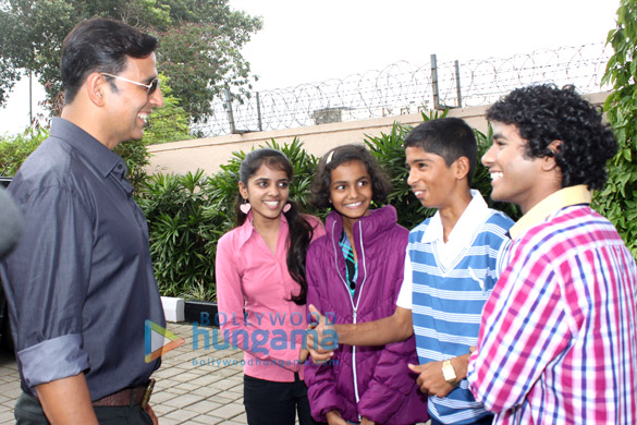 akshay kumar meets the child actors of 72 miles ek pravas 3