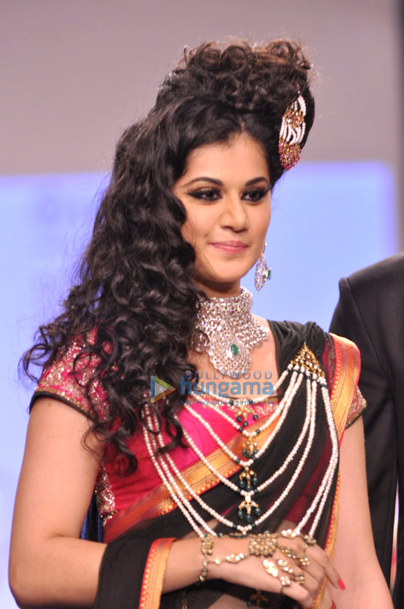 rana kajal tapsee walk the ramp for moni agarwal at iijw 2013 13