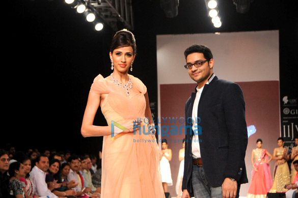 celebs walk the ramp for saboo jewels at iijw 2013 4