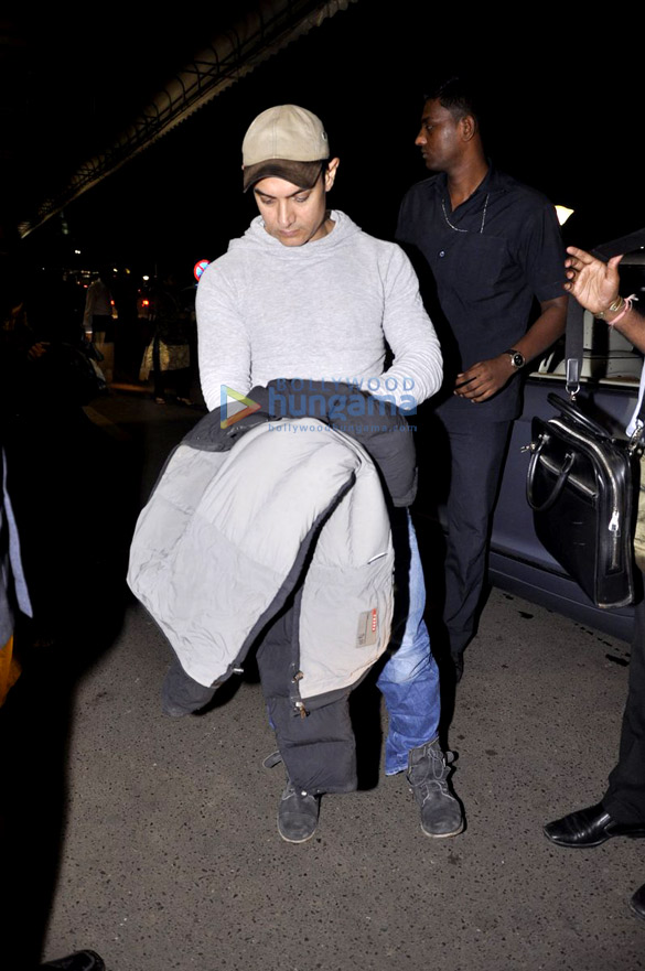aamir khan snapped at the mumbai airport 8