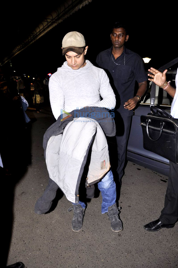 aamir khan snapped at the mumbai airport 7