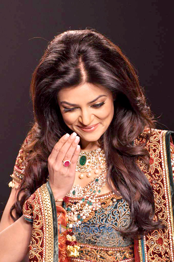 sushmita sen walks the ramp at iijw 2013 5