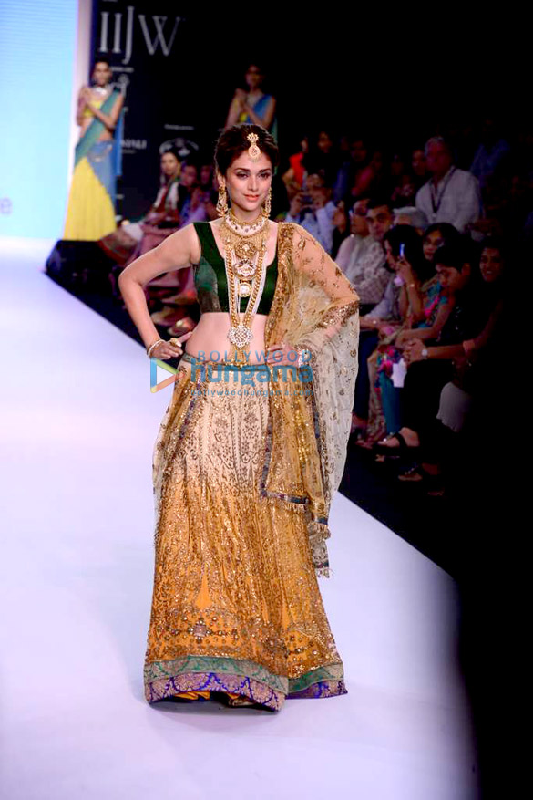 aditi rao hydari walks the ramp for dipti amisha at iijw 2013 2
