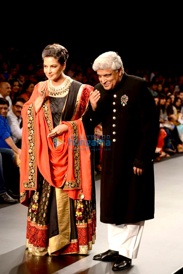 javed akhtar and shabana walk for golecha jewels at iijw 2013 4