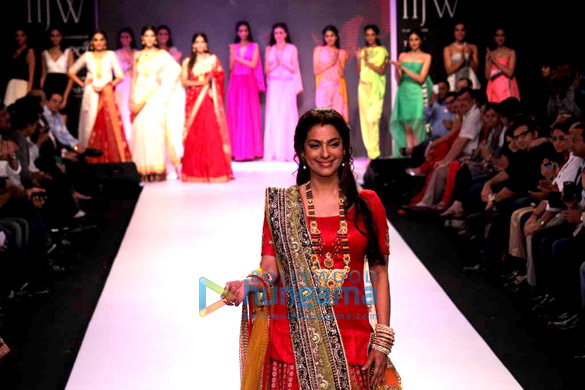juhi chawla walks the ramp for shringar at iijw 2013 3